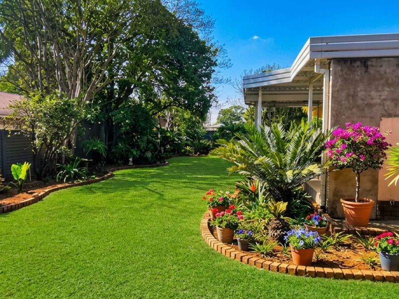 Beautiful 3 bedroom, 2 bathroom, 3 garage, study, dining room, swimming pool, carports, granny flat - Photo 5
