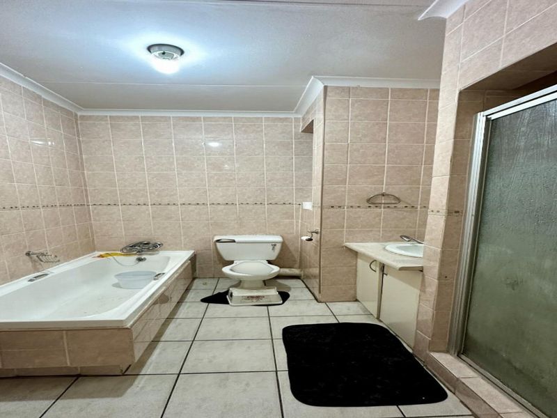 Apartment For Sale in Corlett Gardens, Johannesburg - Photo 8