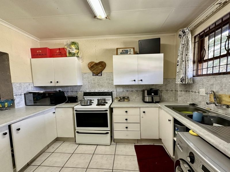 Apartment For Sale in Corlett Gardens, Johannesburg - Photo 4