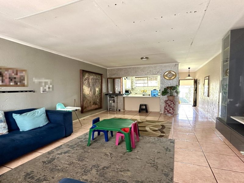 Apartment For Sale in Corlett Gardens, Johannesburg - Photo 2