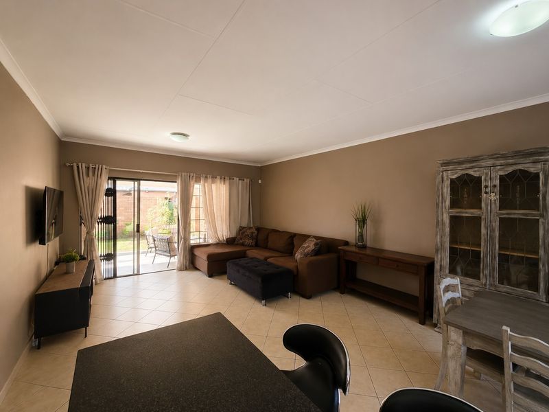 Townhouse For Sale in Sinoville, Pretoria - Photo 6