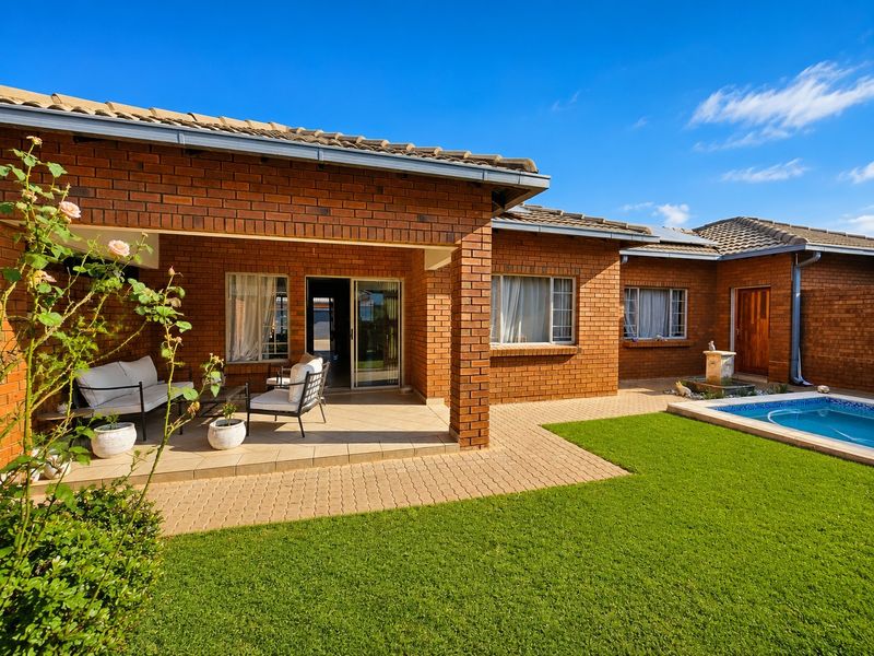 Townhouse For Sale in Sinoville, Pretoria - Photo 1