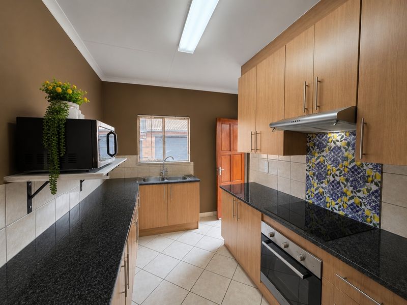 Townhouse For Sale in Sinoville, Pretoria - Photo 3
