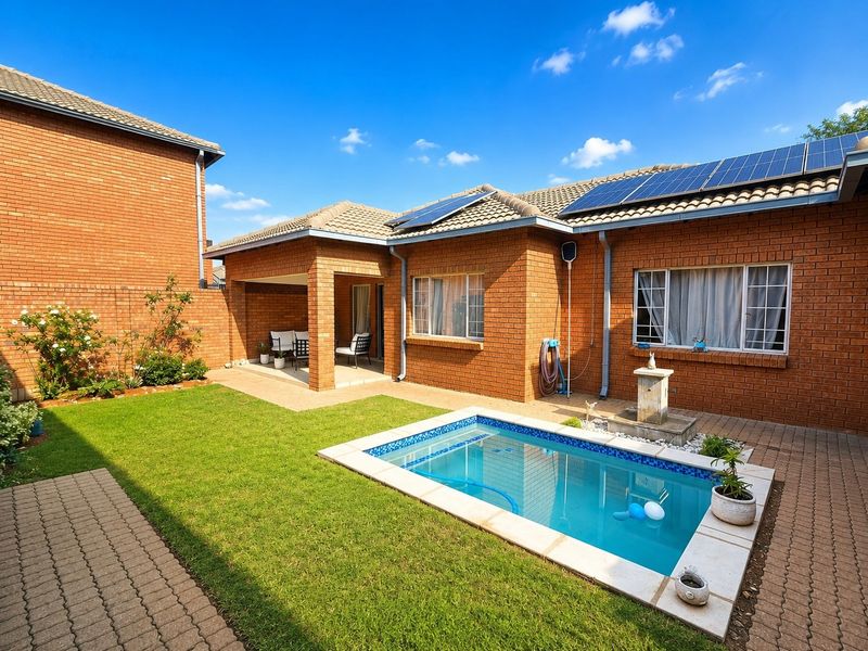 Townhouse For Sale in Sinoville, Pretoria - Photo 2