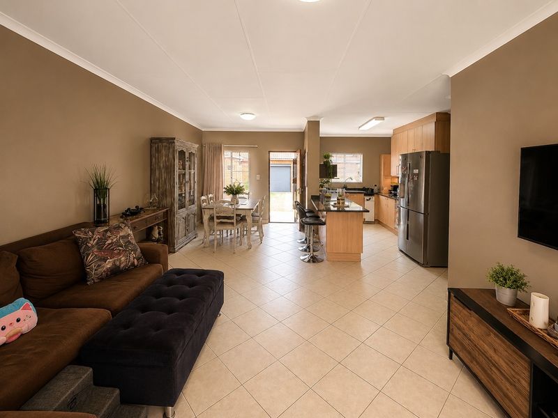 Townhouse For Sale in Sinoville, Pretoria - Photo 5