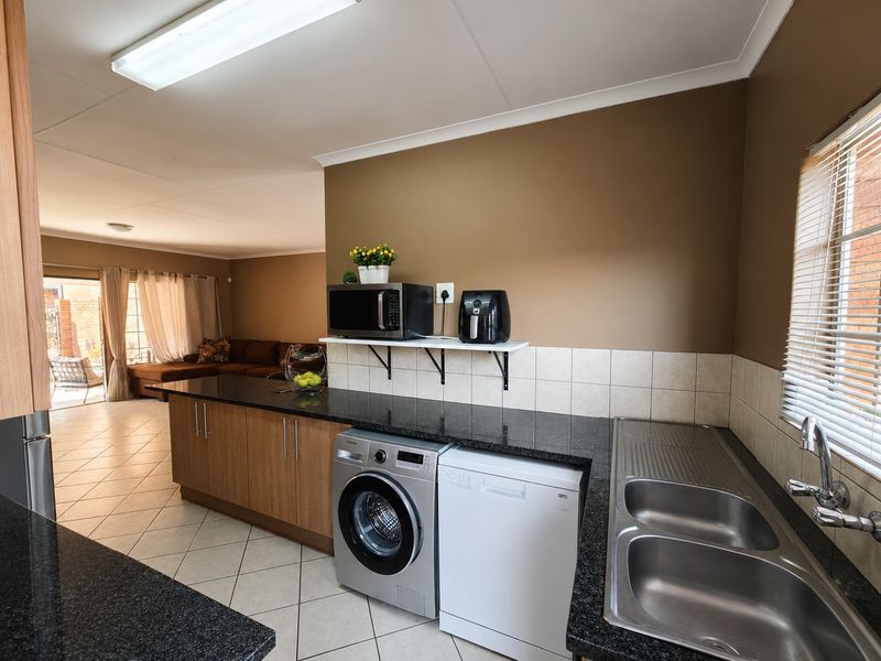 Townhouse For Sale in Sinoville, Pretoria - Photo 4