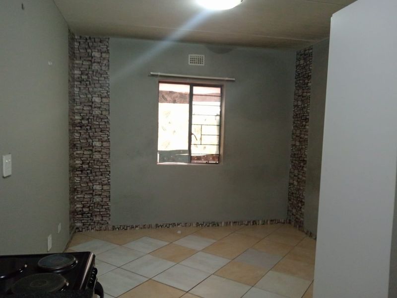 Bachelor Apartment for Sale - Jabulani Heights, Soweto - Photo 4