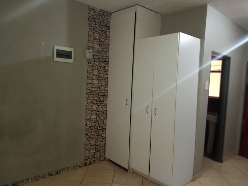 Bachelor Apartment for Sale - Jabulani Heights, Soweto - Photo 5