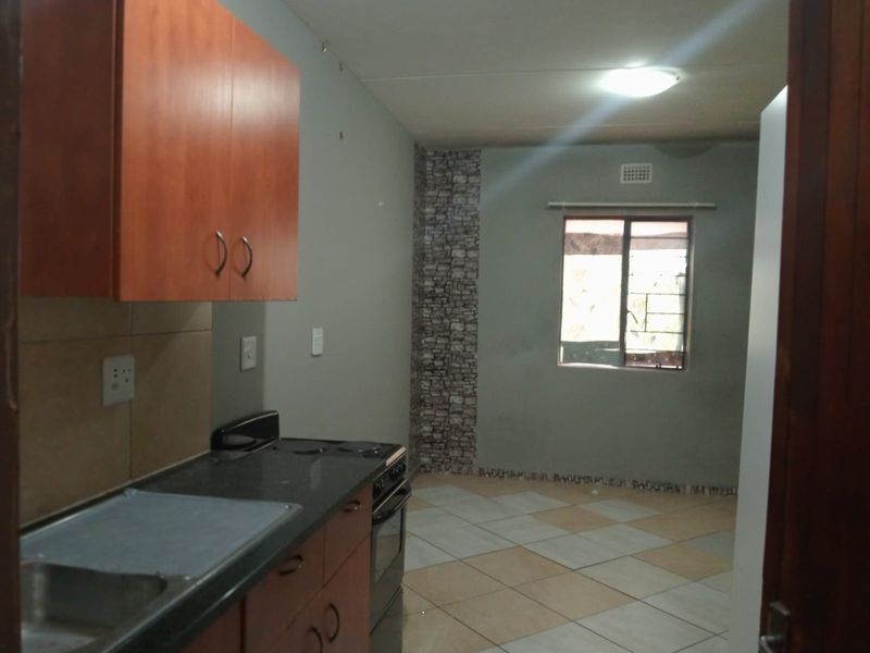 Bachelor Apartment for Sale - Jabulani Heights, Soweto - Photo 2