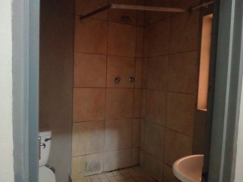 Bachelor Apartment for Sale - Jabulani Heights, Soweto - Photo 6