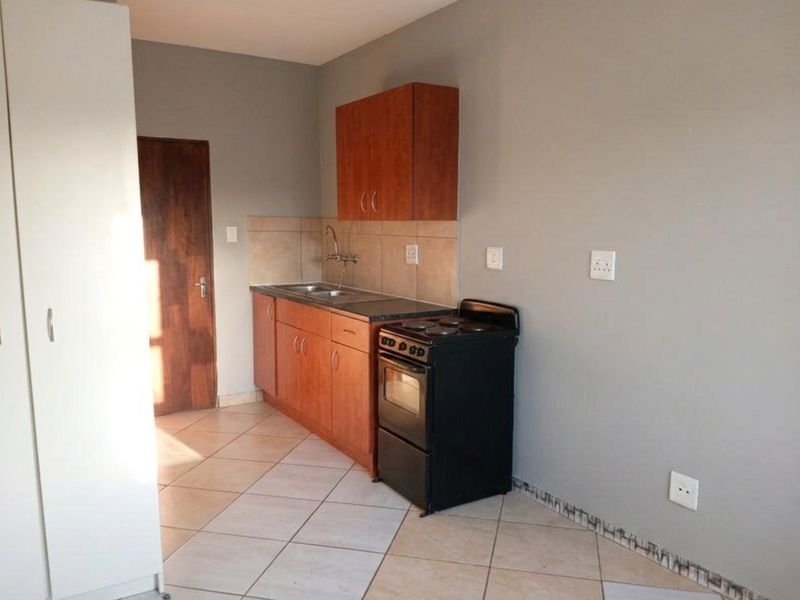 Bachelor Apartment for Sale - Jabulani Heights, Soweto - Photo 3