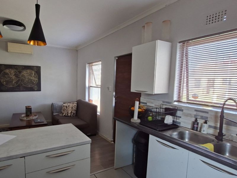 Well-Maintained 2-Bedroom Home in Secure Victoria Park, Somerset West - Photo 8