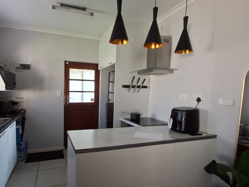 Well-Maintained 2-Bedroom Home in Secure Victoria Park, Somerset West - Photo 2