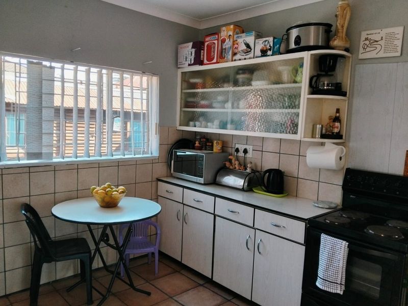Neat and  Move-In Ready 2 Bedroom Home with Flatlet in Springs - Photo 1