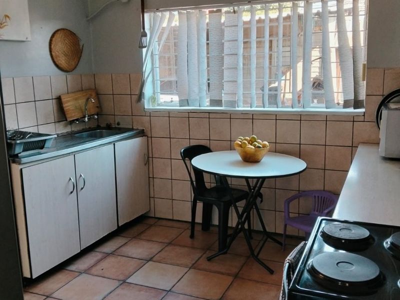 Neat and  Move-In Ready 2 Bedroom Home with Flatlet in Springs - Photo 4