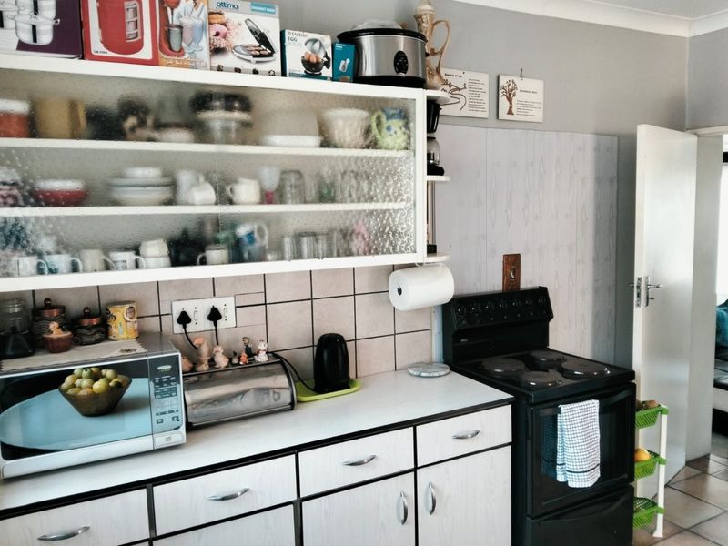 Neat and  Move-In Ready 2 Bedroom Home with Flatlet in Springs - Photo 3