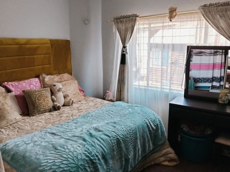 Neat and  Move-In Ready 2 Bedroom Home with Flatlet in Springs - Photo 10