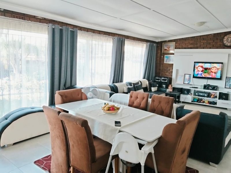 Neat and  Move-In Ready 2 Bedroom Home with Flatlet in Springs - Photo 9