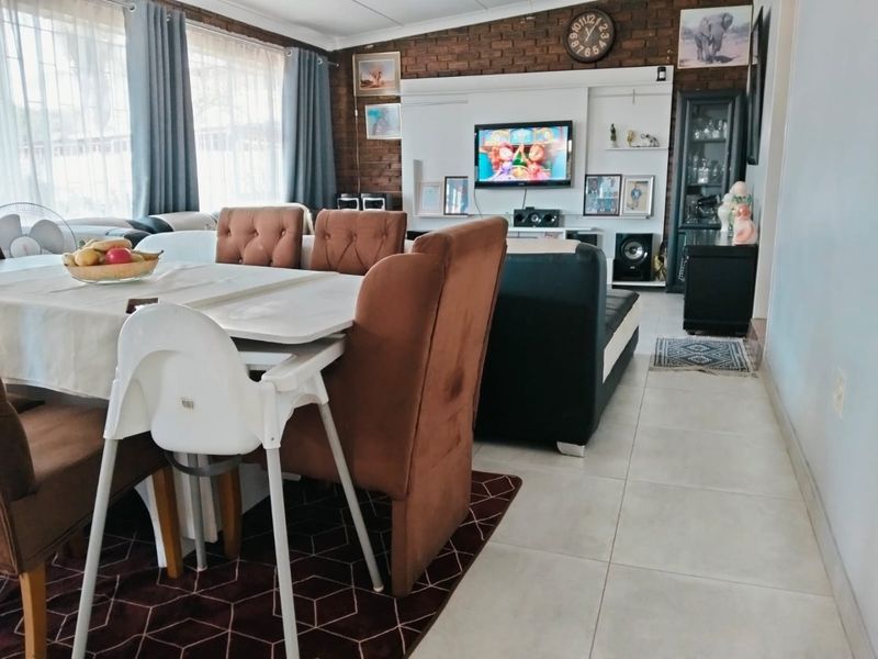 Neat and  Move-In Ready 2 Bedroom Home with Flatlet in Springs - Photo 8