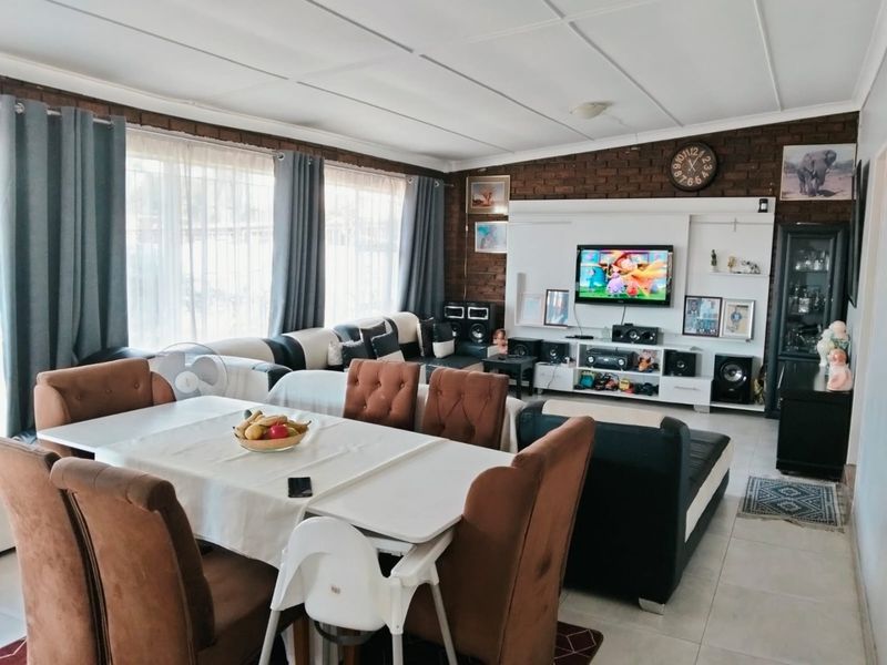 Neat and  Move-In Ready 2 Bedroom Home with Flatlet in Springs - Photo 7