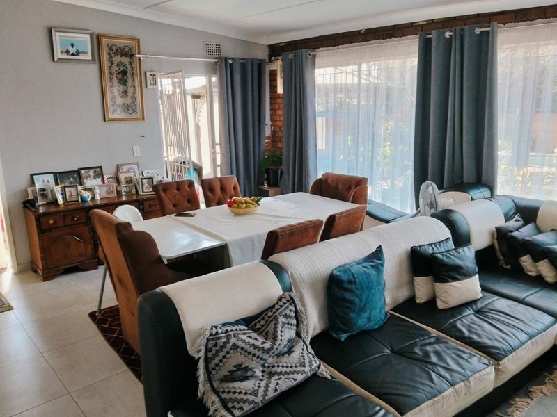 Neat and  Move-In Ready 2 Bedroom Home with Flatlet in Springs - Photo 5