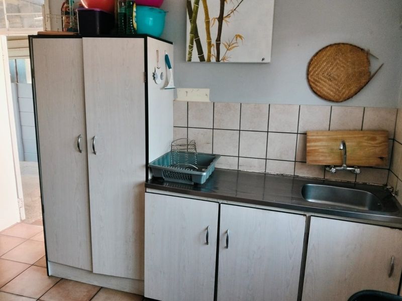 Neat and  Move-In Ready 2 Bedroom Home with Flatlet in Springs - Photo 2