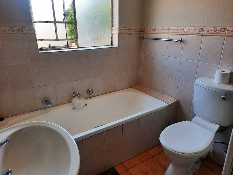 Townhouse For Sale in Wilgeheuwel, Roodepoort - Photo 10