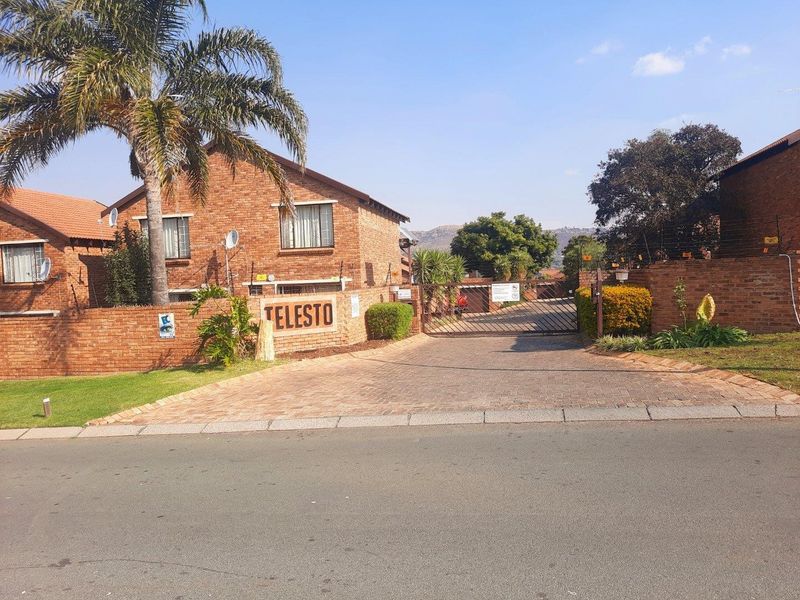 Townhouse For Sale in Wilgeheuwel, Roodepoort - Photo 1