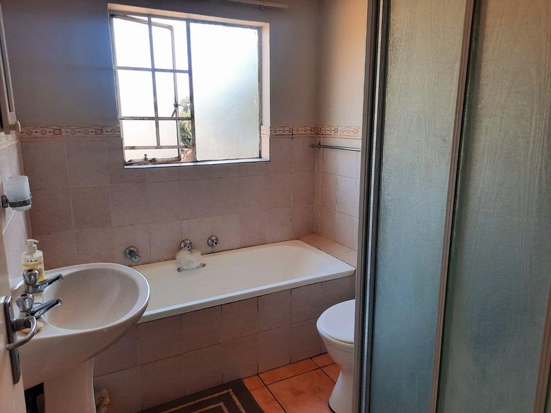 Townhouse For Sale in Wilgeheuwel, Roodepoort - Photo 8