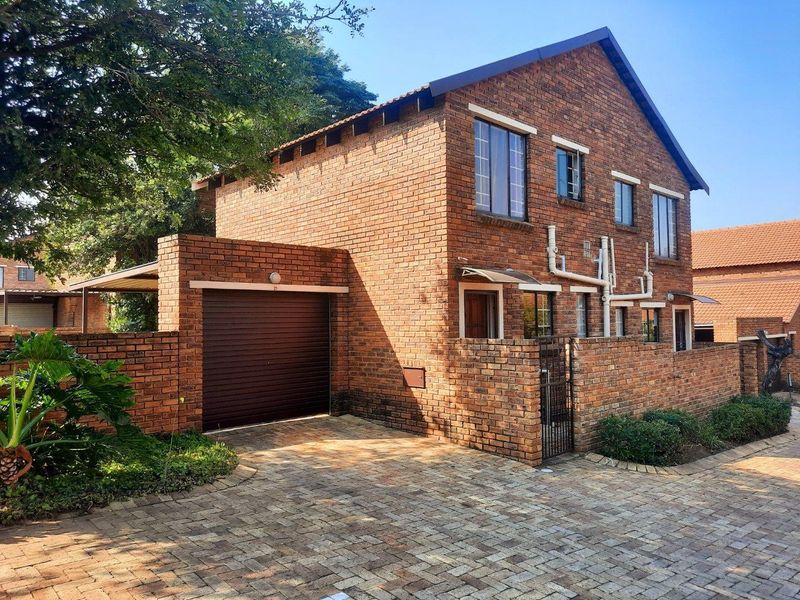 Townhouse For Sale in Wilgeheuwel, Roodepoort - Photo 2