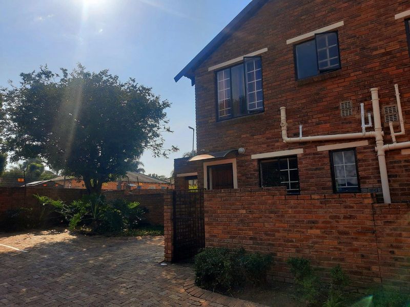 Townhouse For Sale in Wilgeheuwel, Roodepoort - Photo 7
