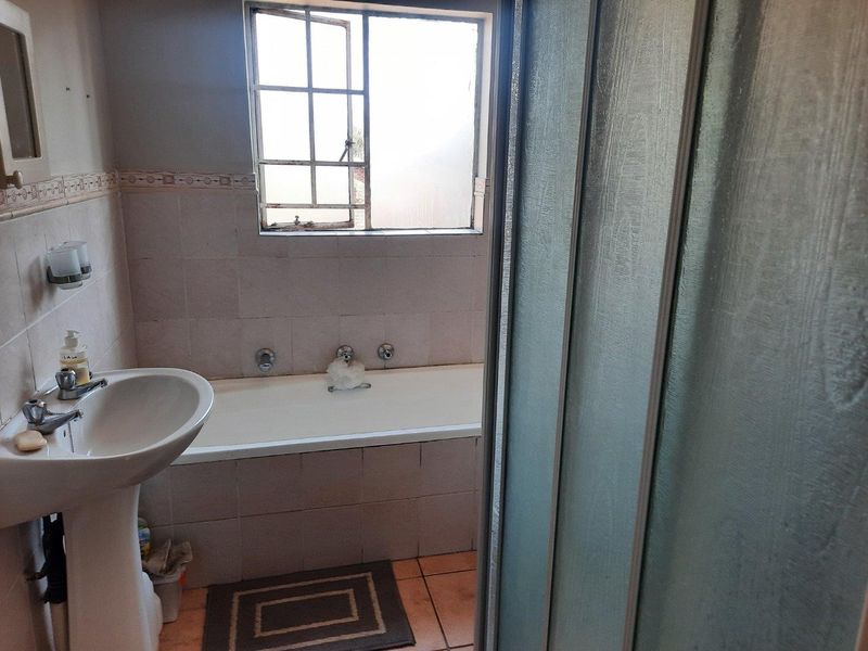 Townhouse For Sale in Wilgeheuwel, Roodepoort - Photo 9