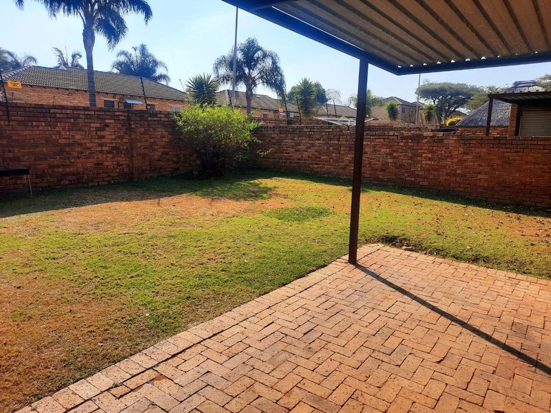 Townhouse For Sale in Wilgeheuwel, Roodepoort - Photo 5