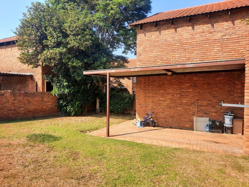 Townhouse For Sale in Wilgeheuwel, Roodepoort - Photo 4
