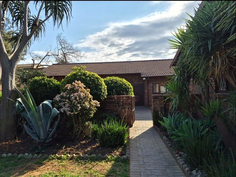 Spacious 4BD House To Rent in North Riding, Randburg - Photo 1