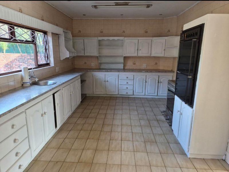 Spacious 4BD House To Rent in North Riding, Randburg - Photo 9