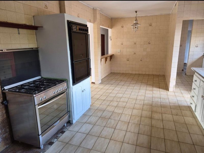 Spacious 4BD House To Rent in North Riding, Randburg - Photo 10