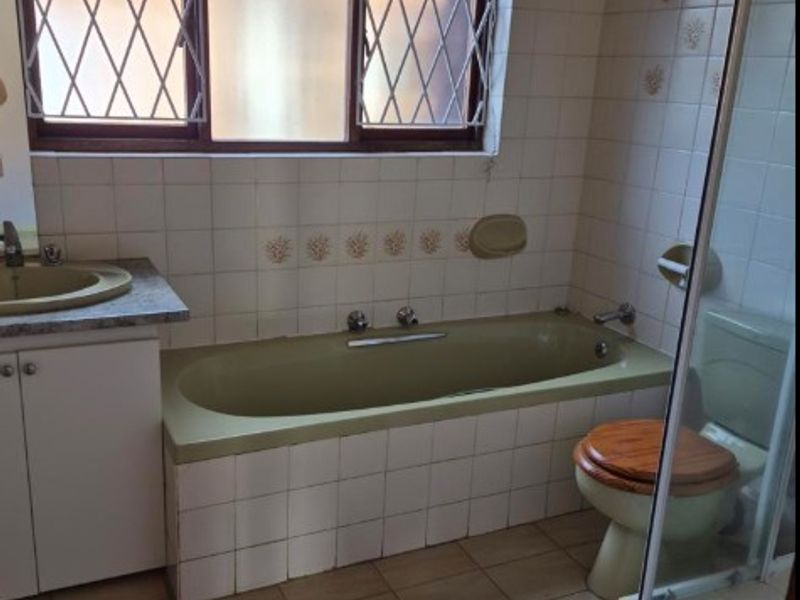 Spacious 4BD House To Rent in North Riding, Randburg - Photo 8