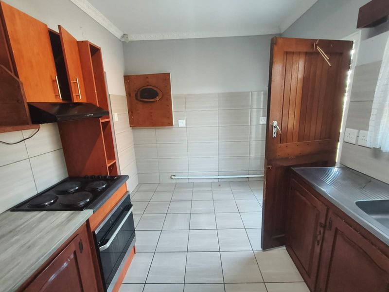Spacious 3 Bedroom house with attached batchelor patch - Photo 10