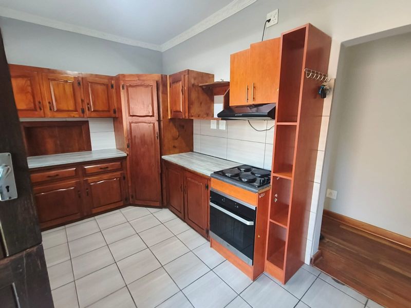 Spacious 3 Bedroom house with attached batchelor patch - Photo 9