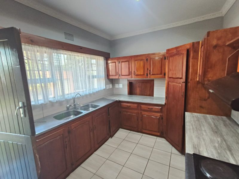 Spacious 3 Bedroom house with attached batchelor patch - Photo 8