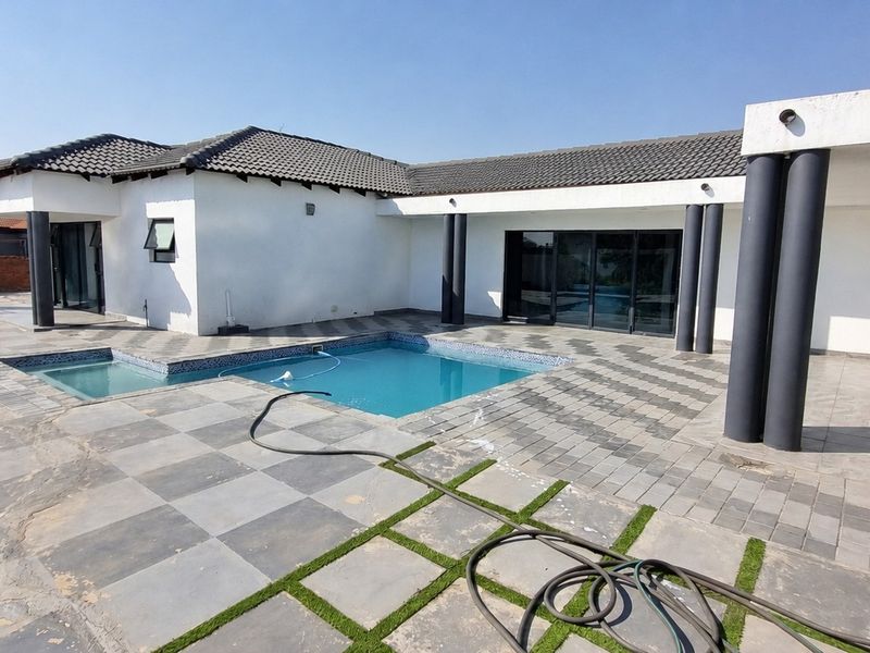 House For Sale in Brits Central, Brits, North West - Photo 3