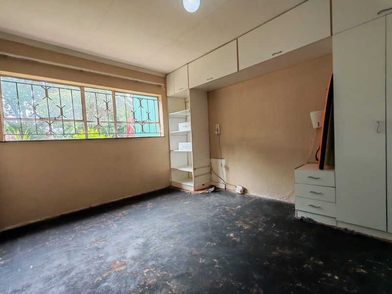 Three Bedroom House For Sale in Florida Lake, Roodepoort - Photo 10