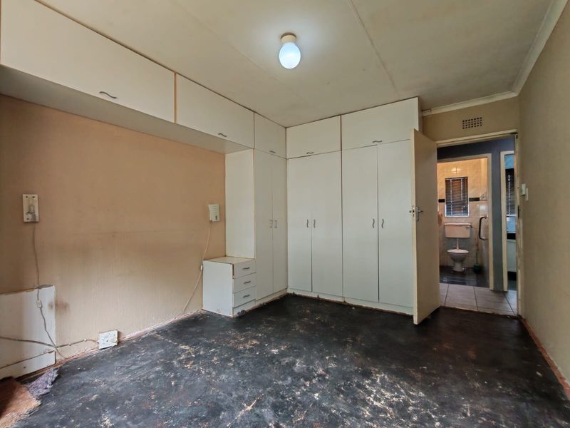Three Bedroom House For Sale in Florida Lake, Roodepoort - Photo 9