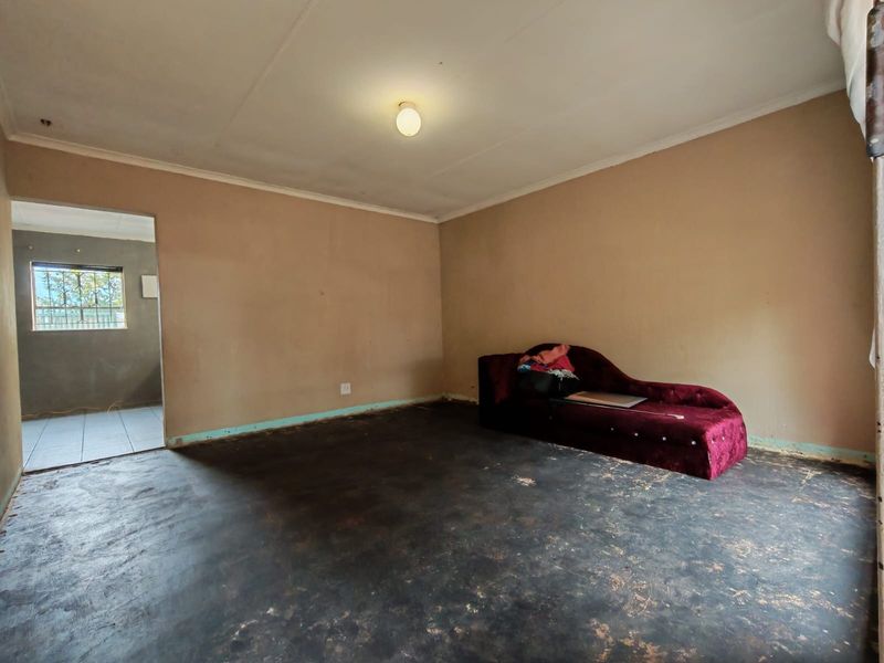 Three Bedroom House For Sale in Florida Lake, Roodepoort - Photo 8