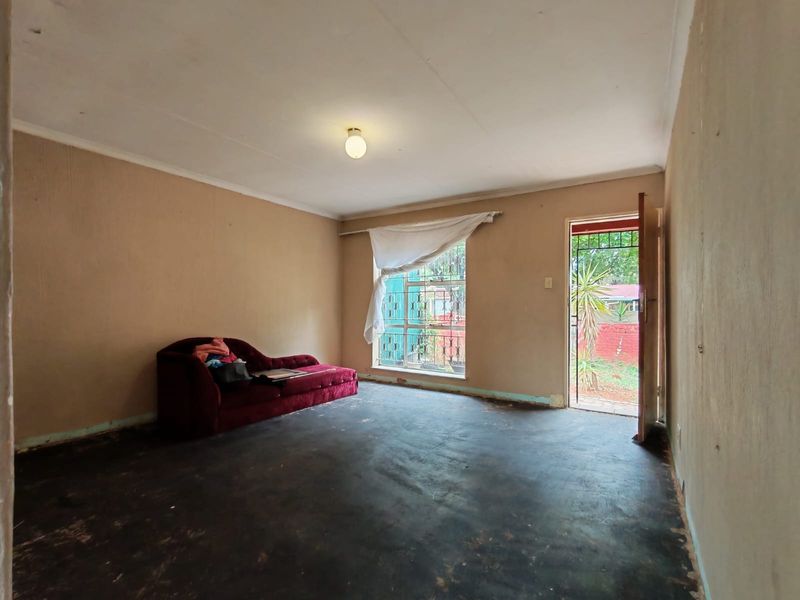 Three Bedroom House For Sale in Florida Lake, Roodepoort - Photo 7