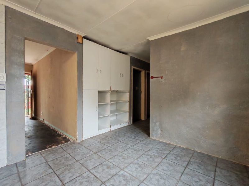 Three Bedroom House For Sale in Florida Lake, Roodepoort - Photo 6