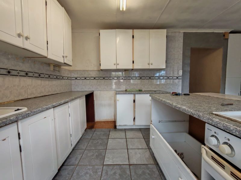 Three Bedroom House For Sale in Florida Lake, Roodepoort - Photo 2