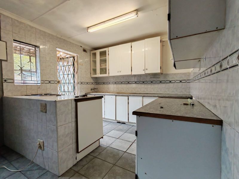 Three Bedroom House For Sale in Florida Lake, Roodepoort - Photo 3