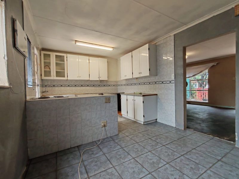 Three Bedroom House For Sale in Florida Lake, Roodepoort - Photo 5